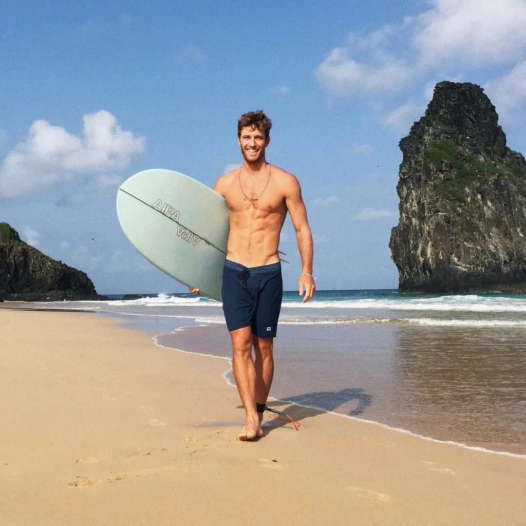 巴西男模特与女友迎接双胞胎，即将走进婚姻殿堂结婚