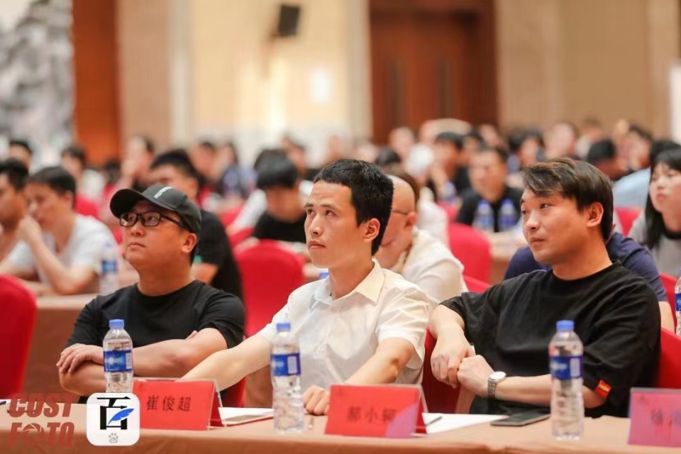 从知名娱评人到综艺节目评委：崔俊超的创业传奇