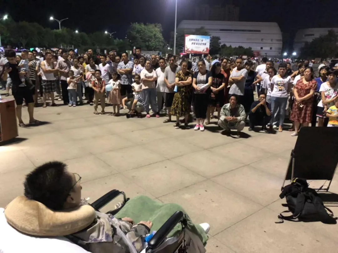 多次自杀未果，靠呼吸机保命，那位高位截瘫的90后消防员咋样了？