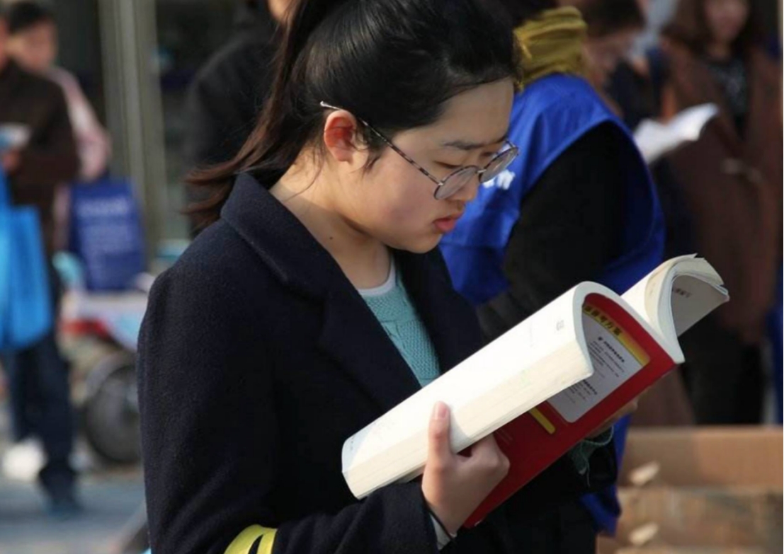 公务员月薪有1万吗,公务员工资和房价