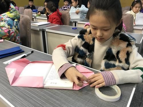 幼儿园老师因包包被家长投诉后续,西安一小学生被家长投诉