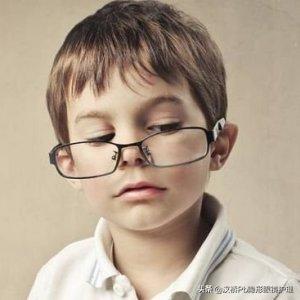 眼镜爱下滑怎么办用最简单的方法,眼镜老从鼻梁上往下滑该怎么办