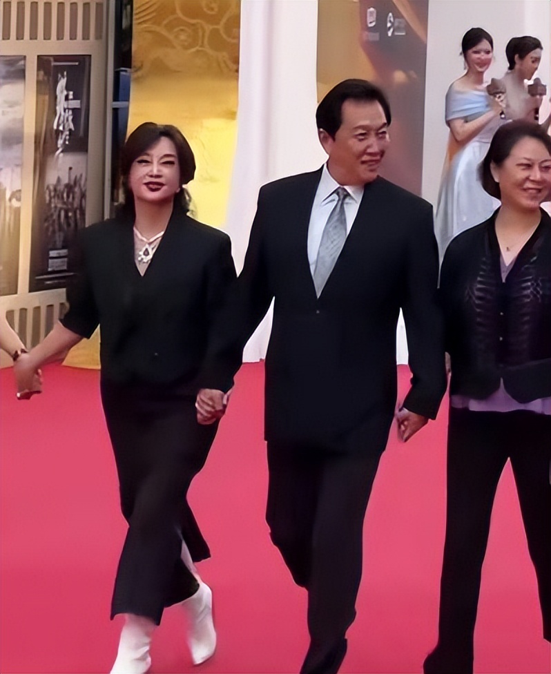 唐国强夫妇现身华表奖,唐国强携妻子壮丽现身