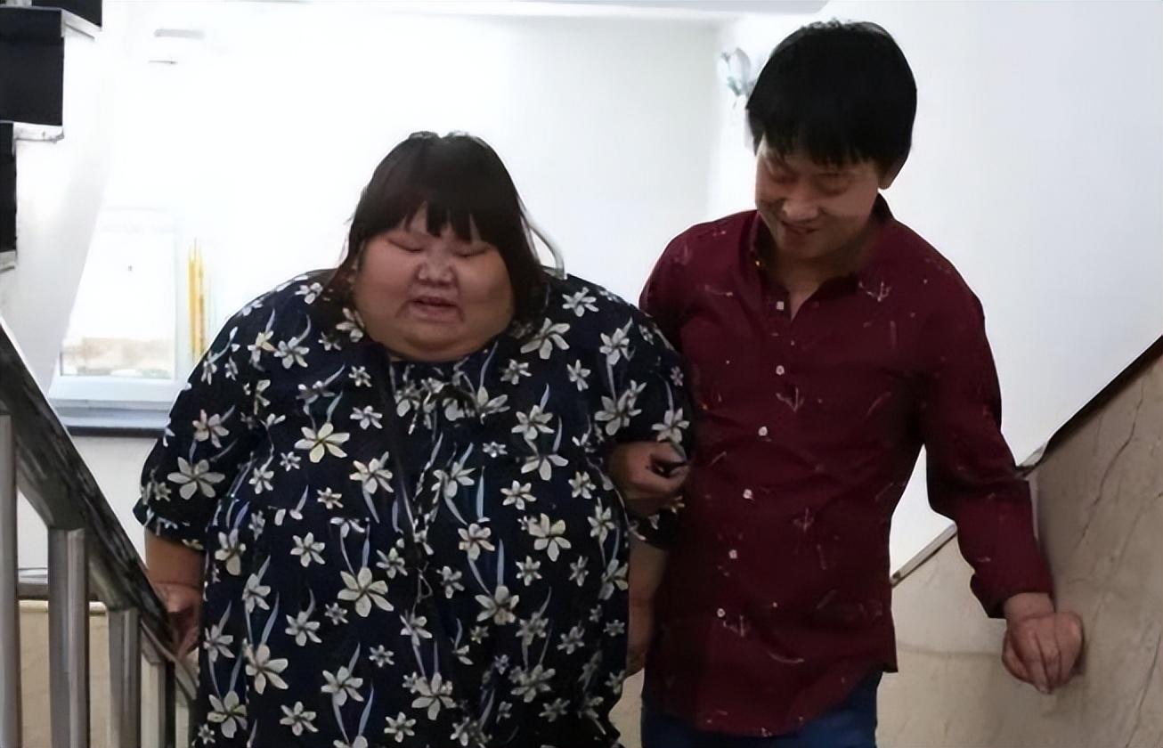 当年校花被丈夫养胖三百多斤,结婚3年校花被丈夫喂胖到332斤