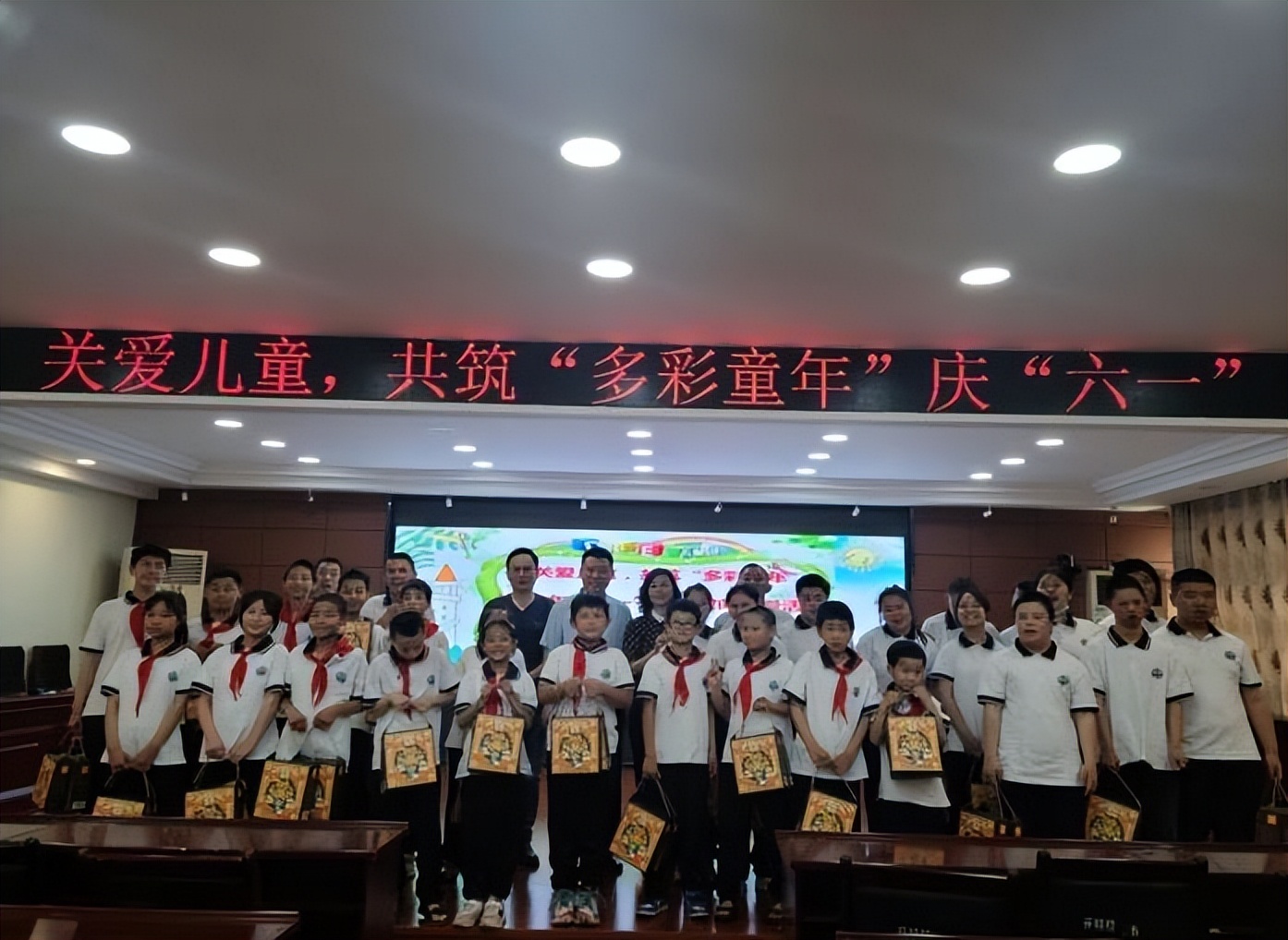 重庆开州开展关爱儿童慰问活动稻香村集团为活动捐赠产品