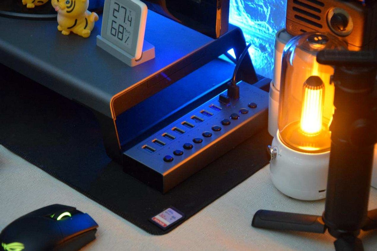 桌面改造后发现USB口不够用，加了个ORICO分控集线器，轻松解决