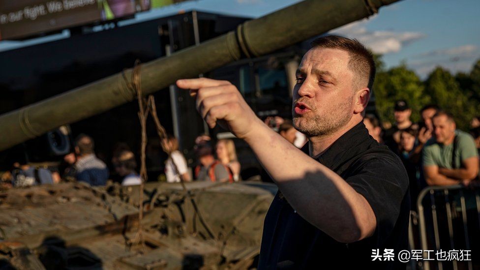 俄罗斯废旧*器武**在捷克展出，法国人意外躺枪遭鄙视