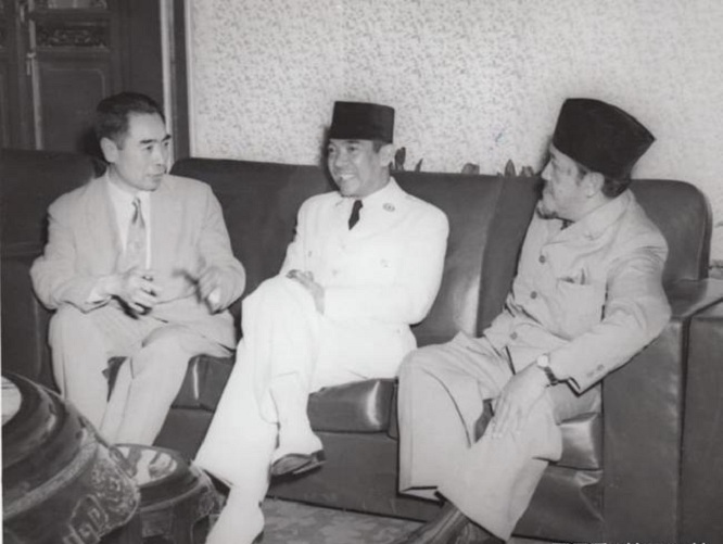 1955年，万隆会议给周总理献花的男孩是谁？后来帮了中国大忙