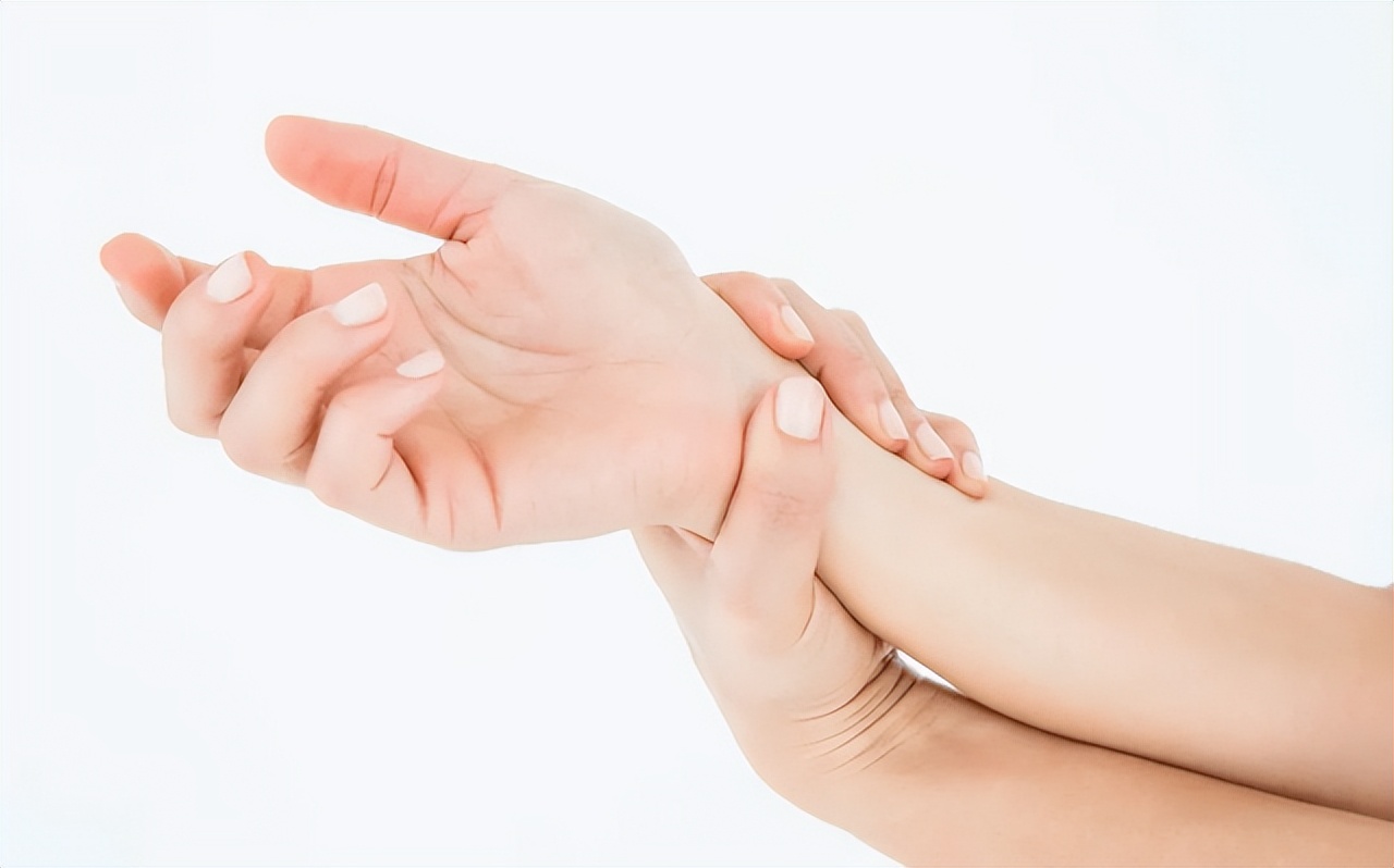 经常手麻的人要注意了,经常出现手麻这三个地方要注意啦