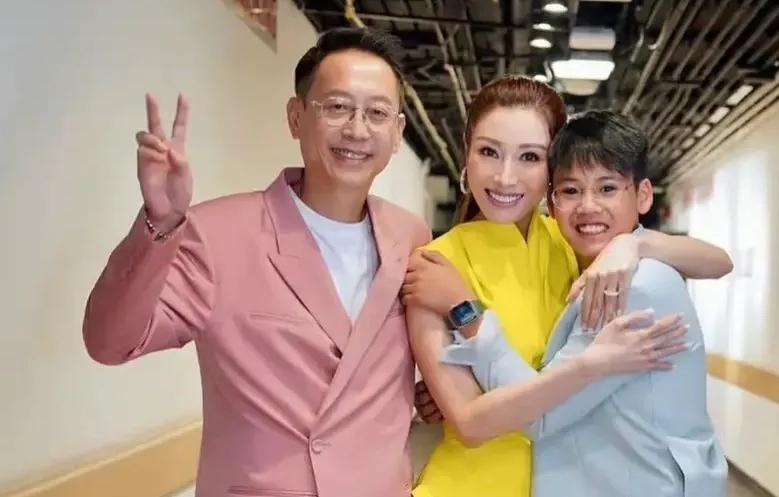 李嘉欣为60岁老公庆生,李嘉欣和许建彤视频