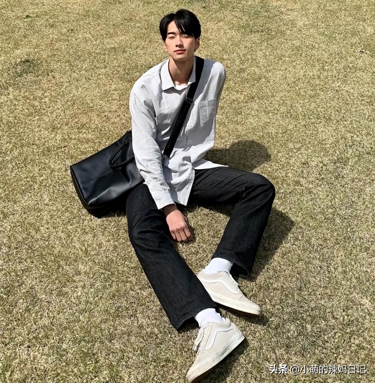 男人过了30岁就别穿衬衫,男人怎么穿t恤配修身牛仔裤