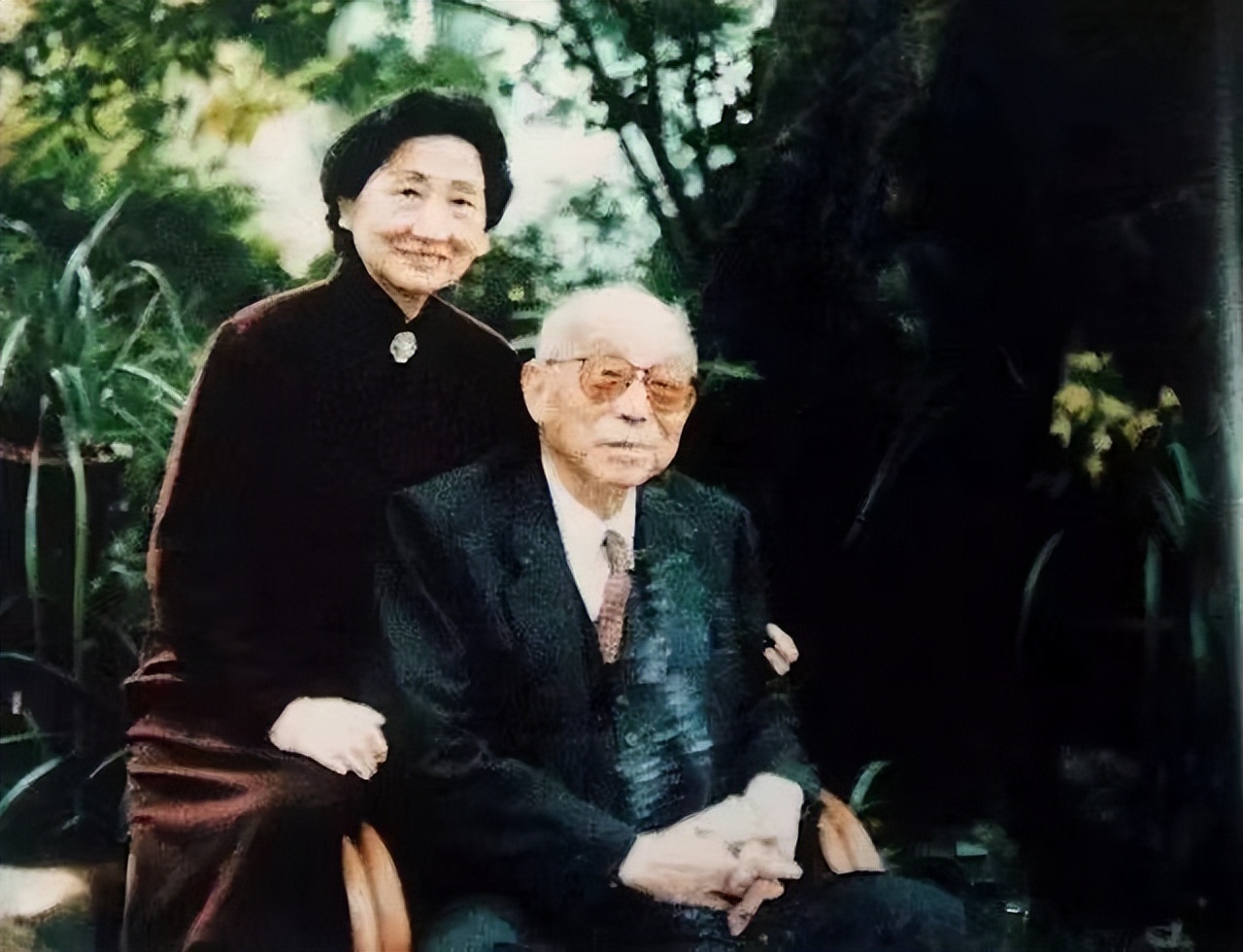 91年吕正操赴美探望张学良，张学良见他好奇问：你咋跟着周恩来了