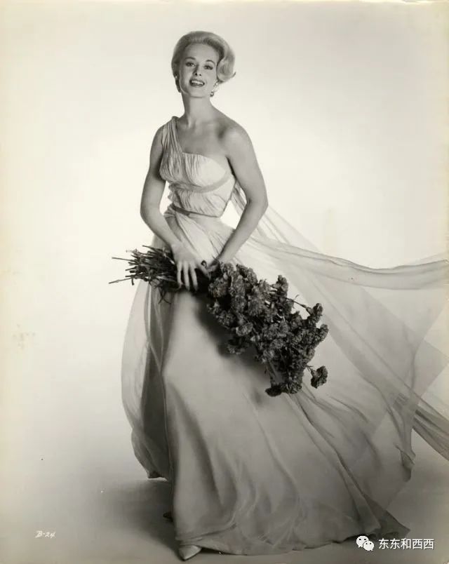 91岁养狮子走红毯拍奢侈品广告，这个优雅金发*物尤**太生猛了