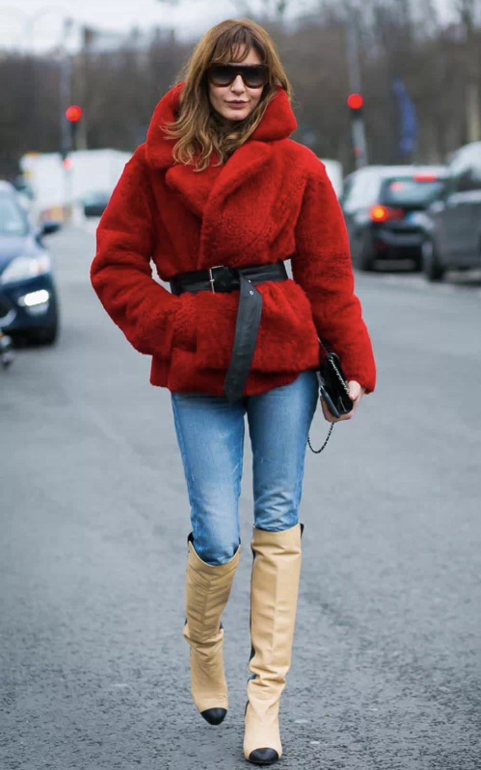 真正懂穿搭的女人，冬天靠腰带就能“勒”出好身材，普通人也能学