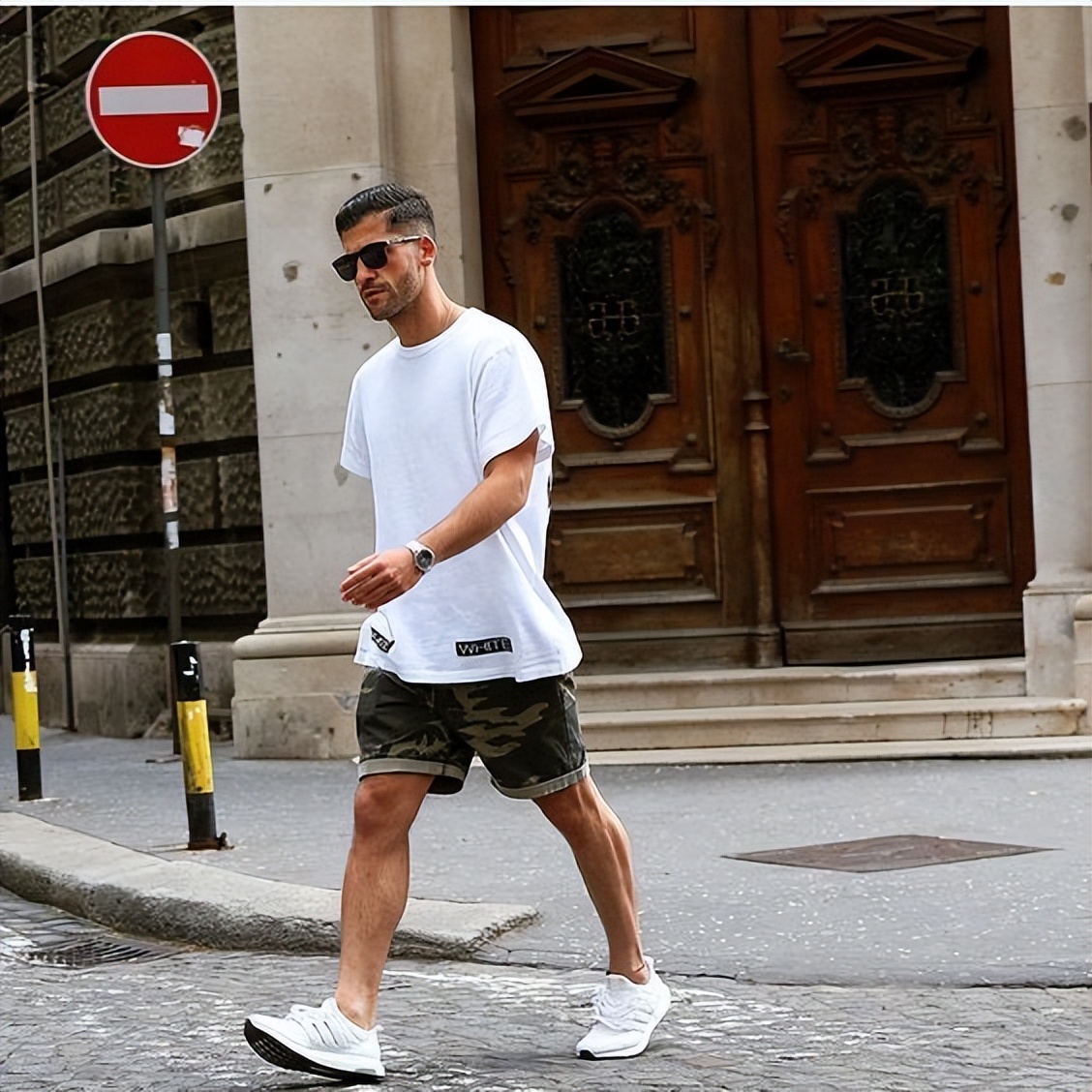 男士夏天t恤紧身好还是宽松点好,夏男运动t恤紧身好还是宽松好