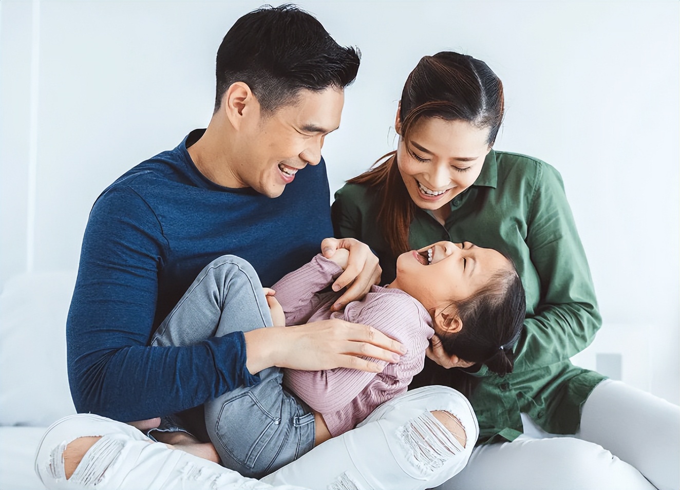 哥哥踩着弟弟胳膊喂饭,哥哥踩住弟弟的胳膊喂饭