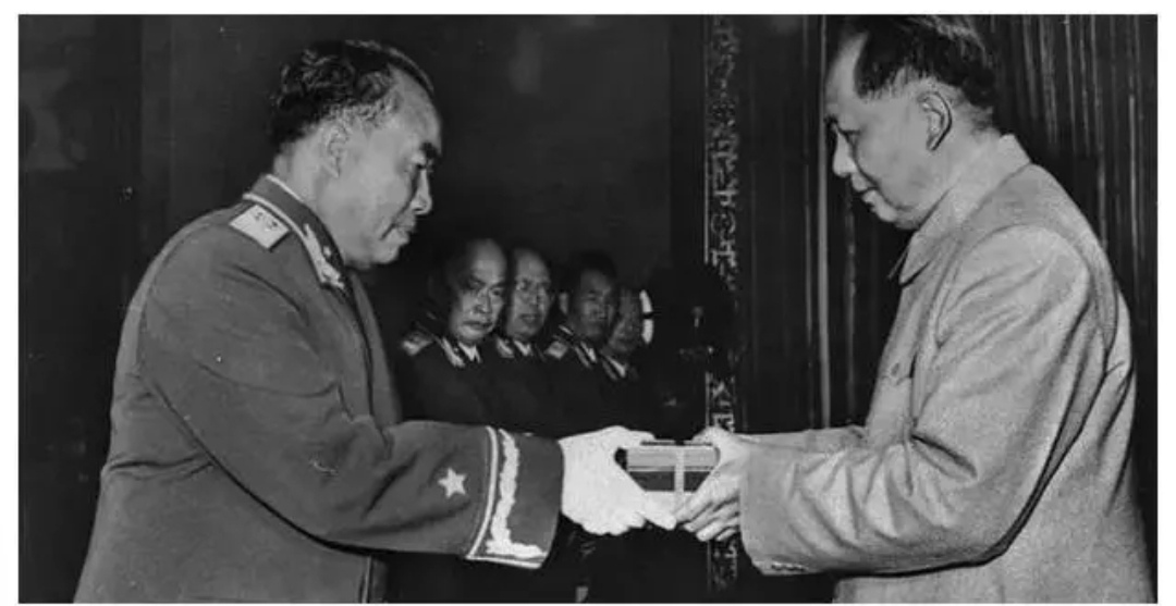 *德朱**位列十大元帅之首，授衔编号却是004号，那001号是谁？