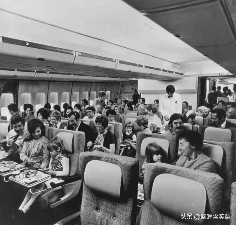 高清老照片：旗人格格大腿岔开豪放洗衣，地主三妻四妾不输女明星