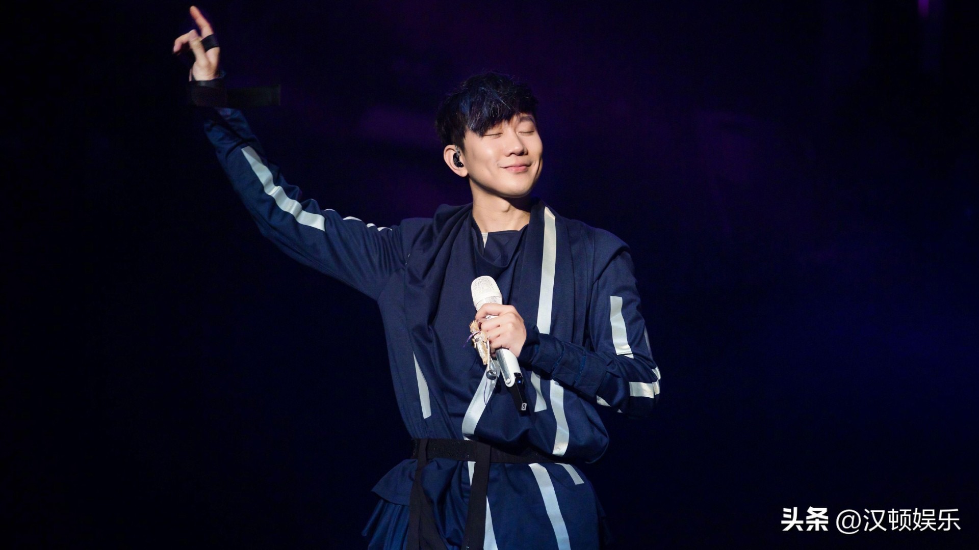 林俊杰给粉丝戴戒指,林俊杰与歌迷互动好有爱的瞬间