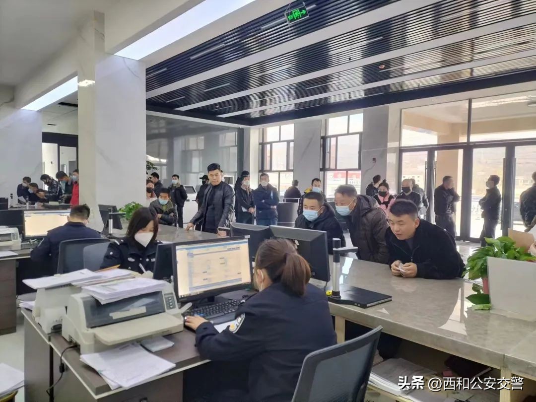 我为群众办实事交警暖心帮助,我为群众办实事交警大队城区中队