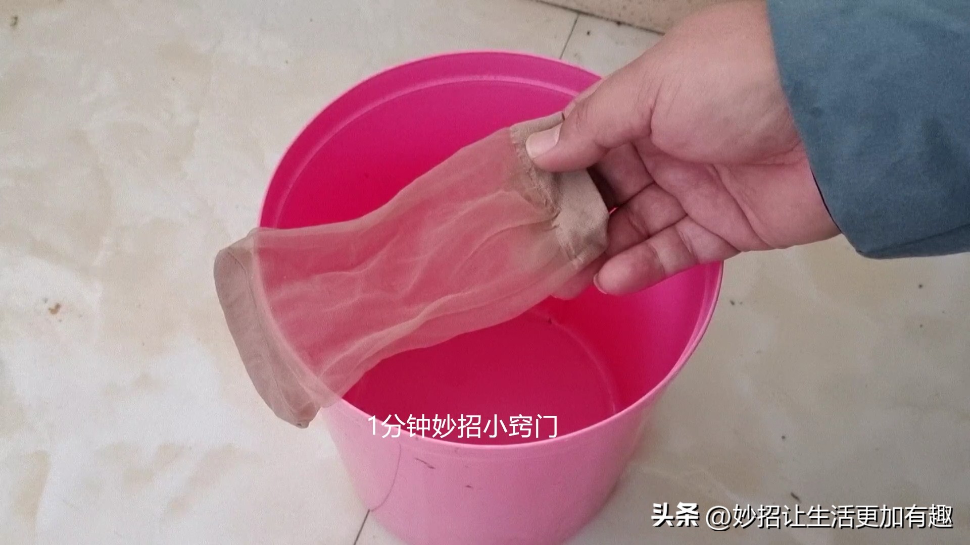 垃圾桶穿钢丝的方法,用丝袜如何固定垃圾桶