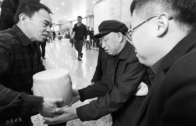 台湾“灵魂摆渡人”，放弃高薪工作，20年间自费送200位老兵回家