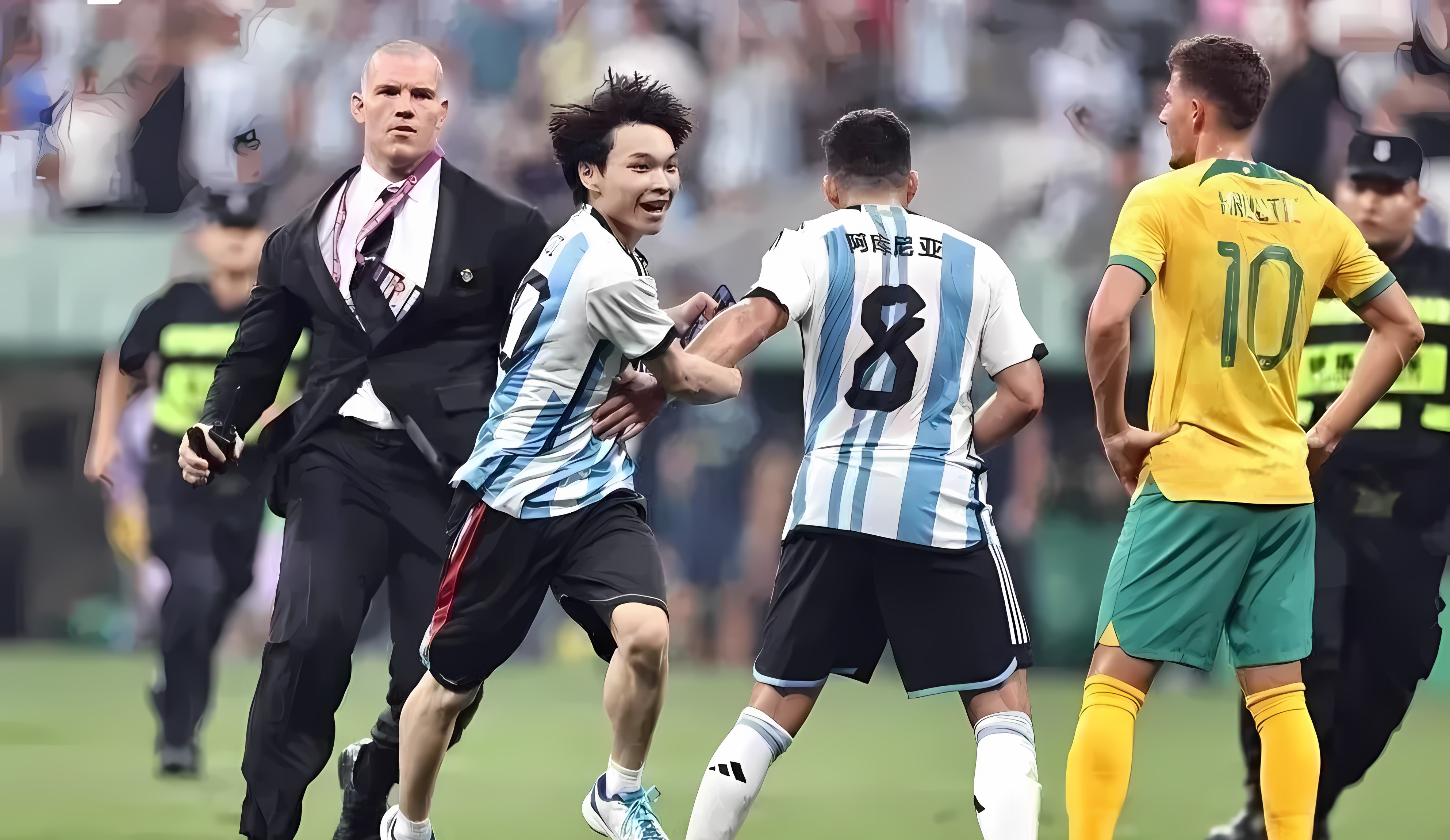 拥抱梅西小伙子官方报道,拥抱梅西小伙子被抬出去