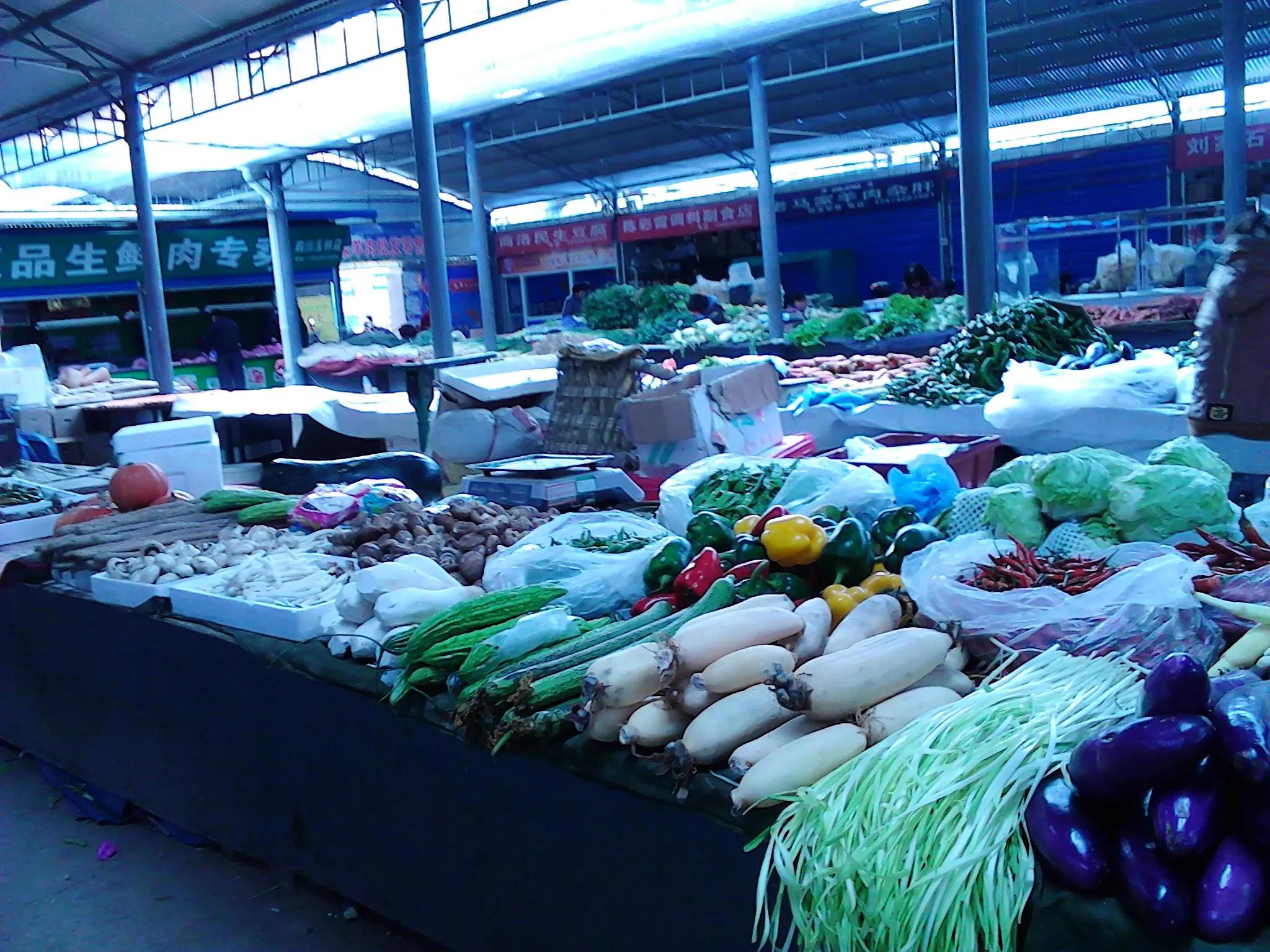 农村小伙卖猪肉月入二万元,一个小伙子卖猪肉一年赚了20亿