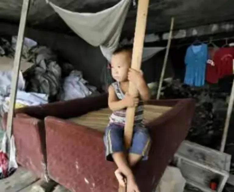 一对夫妻20年生10个女儿,2000年的夫妻