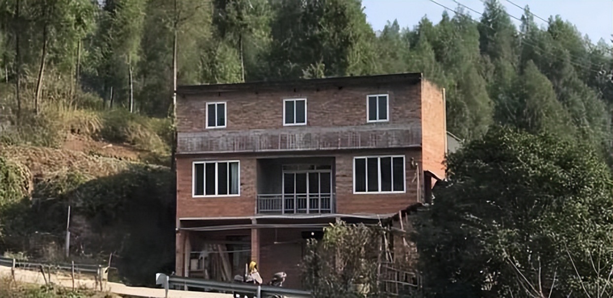 为保护13岁女儿，重庆女子锤杀二婚丈夫，却不算正当防卫，为啥