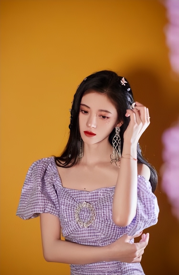 心机女孩鞠婧祎:被潘玮柏刁难拒绝王思聪求爱,整容遭贾玲内涵