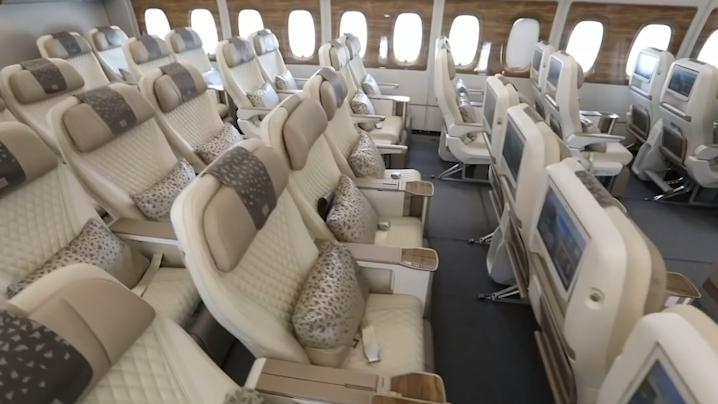 高铁乘务员月薪是多少上几天班,高铁乘务员工资月薪多少钱