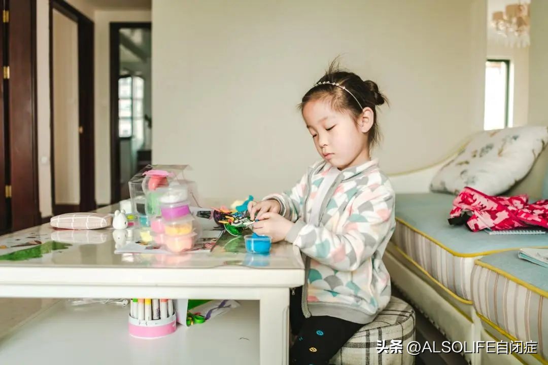 自闭症刻板行为不爱穿新衣服,自闭症的重复刻板行为有哪些