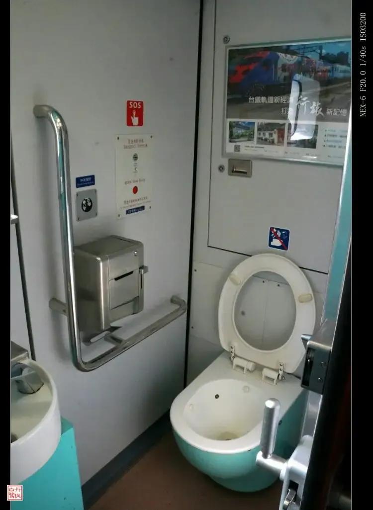 火车上排便排到哪里去了,火车粪便直接从厕所排到轨道上吗