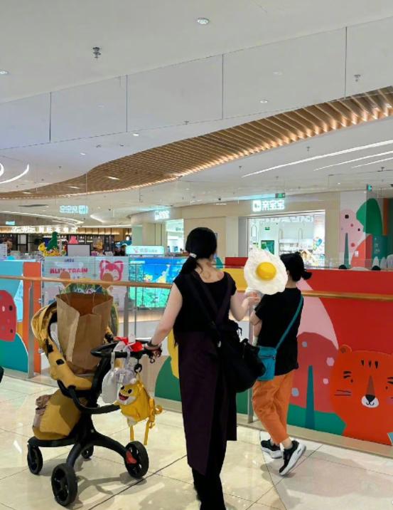 向佐郭碧婷儿子周岁宴,向佐与郭碧婷甜蜜合照