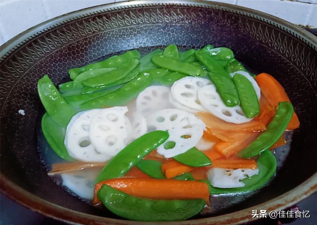 过年做一道这样的菜好看又好吃,这样做的荷塘小炒清脆爽口不油腻