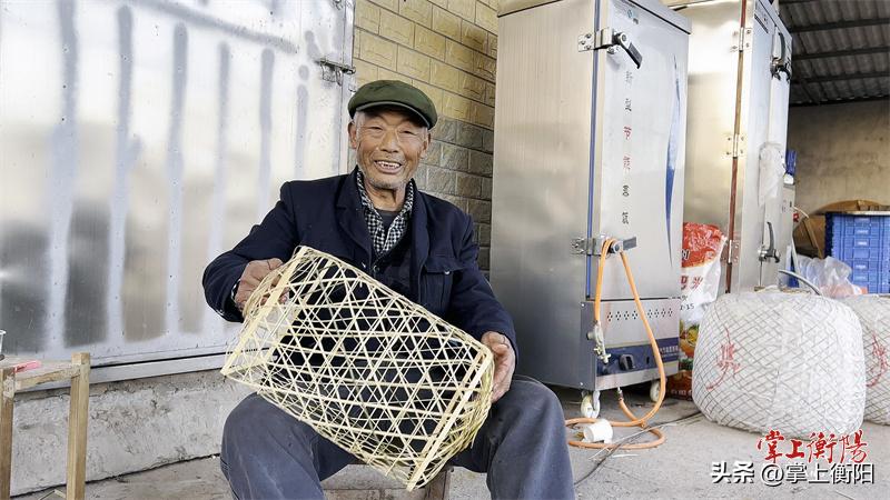 新春走基层丨年轻篾匠胡峻斌：“让传统竹制灯笼一直亮下去”