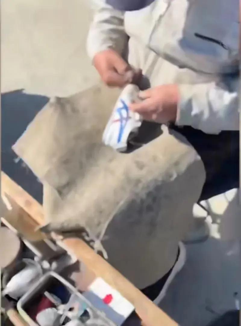 3000元鞋被修坏大爷,4000块鞋大爷修