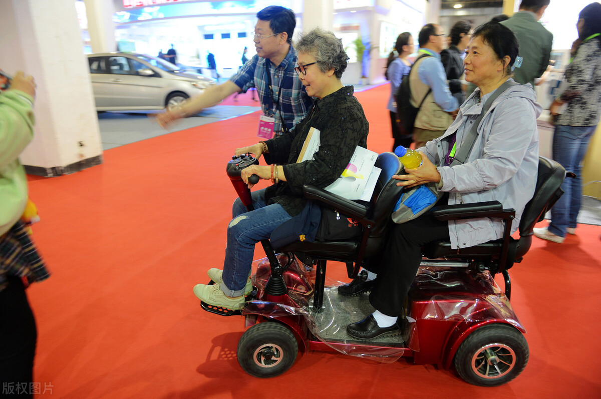 最好开带棚子的电动小三轮,最新款带雨棚微型电动小三轮