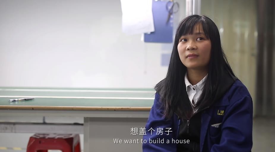 20岁小伙在工厂流水线,小伙工厂上班一天站11个钟