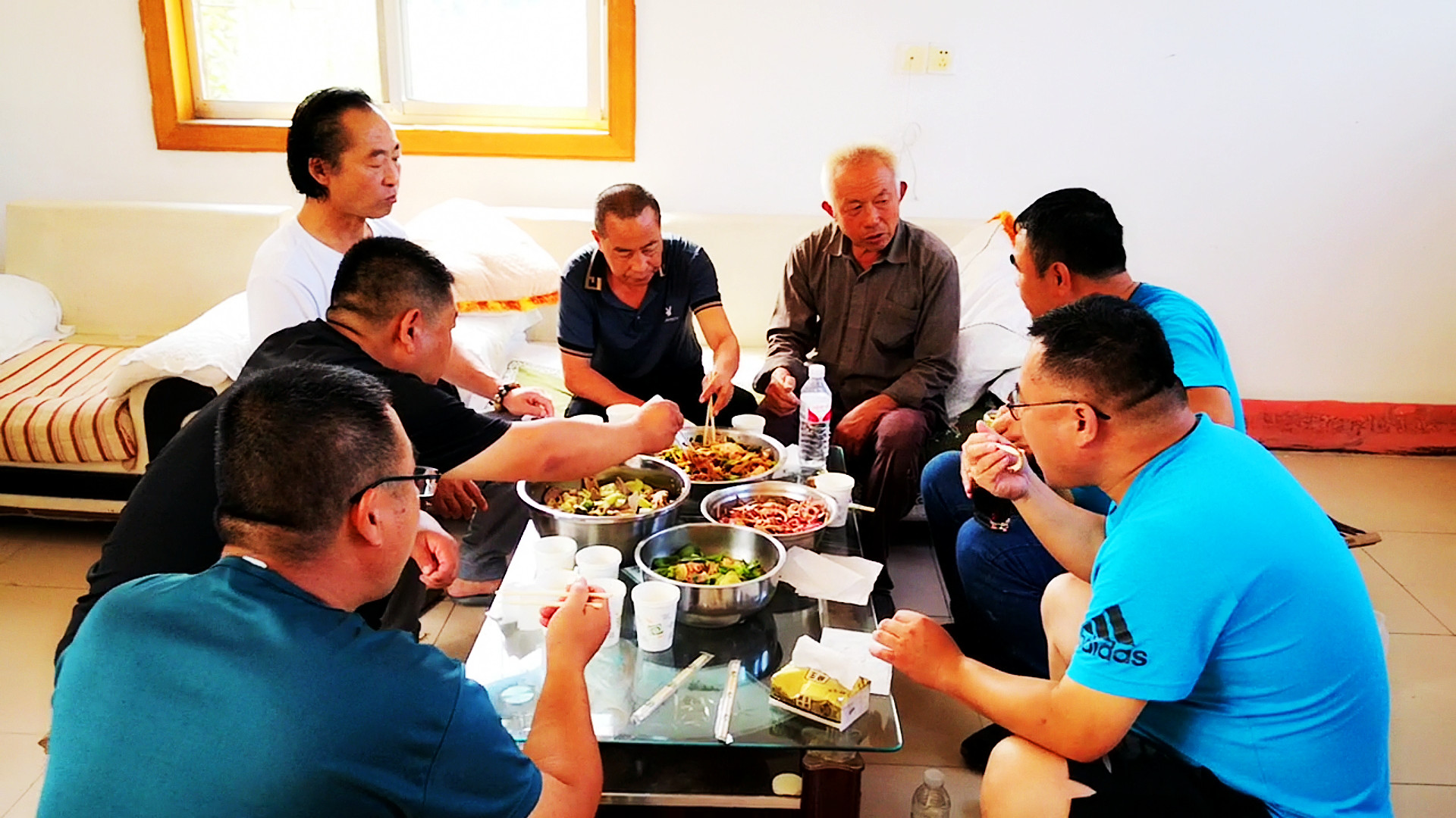 下雨天，朋友买来一套猪下货，鲜香美味，都是硬货，朋友们吃美了