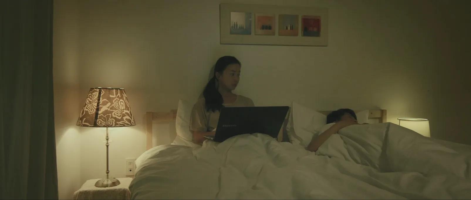 妻子和别的男人私下还见面牵手,妻子在丈夫面前当众拥抱别的男人