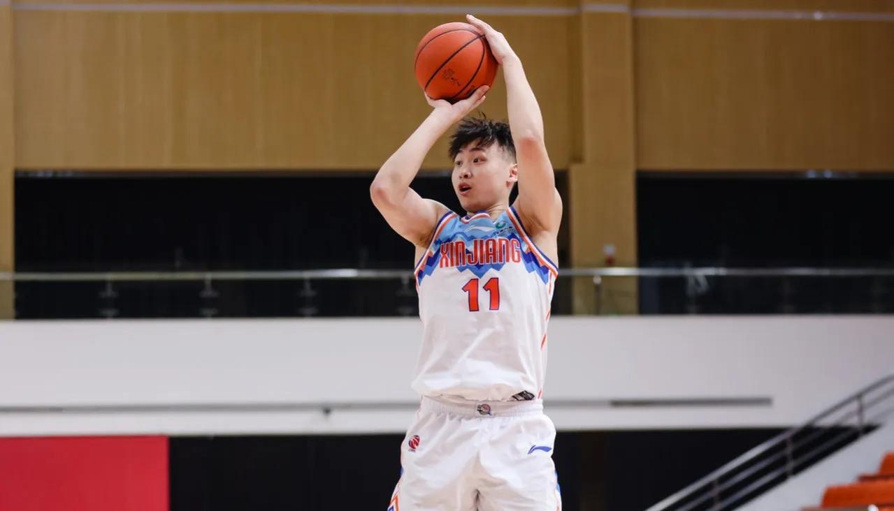 齐麟怒砸裁判被驱逐王哲林,王哲林犯规齐麟