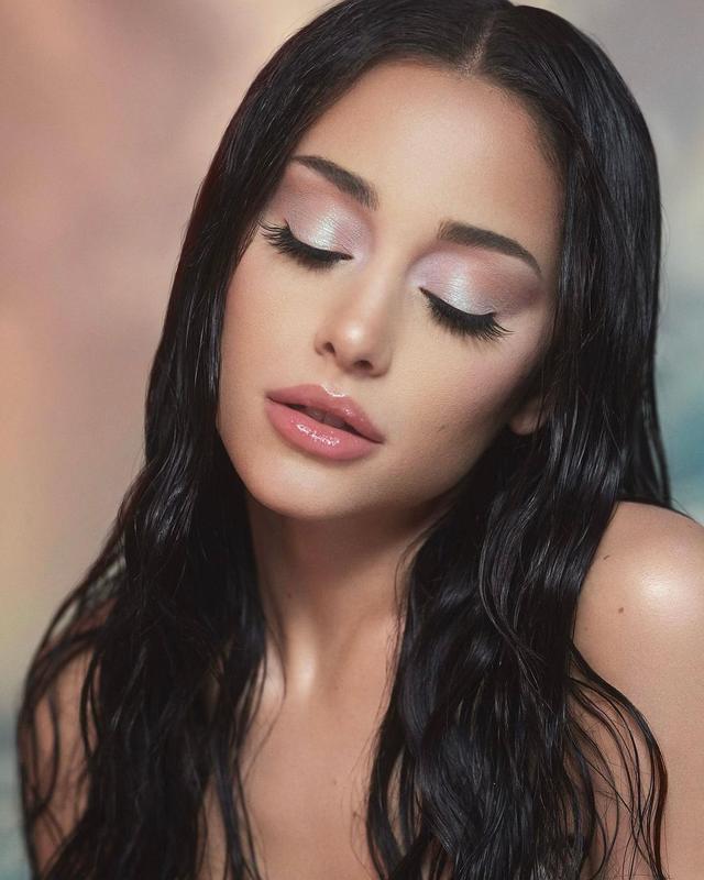 a妹穿长袖,a妹穿紫色裙子跳舞