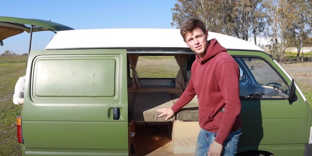 房车里的蜗居生活,国外夫妻房车生活