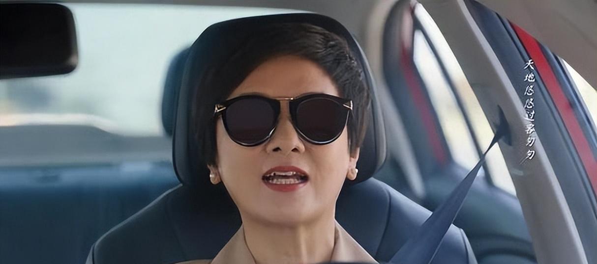 谁都想不到!快到年底了,65岁的邓婕用这样的方式,丢出一对王炸