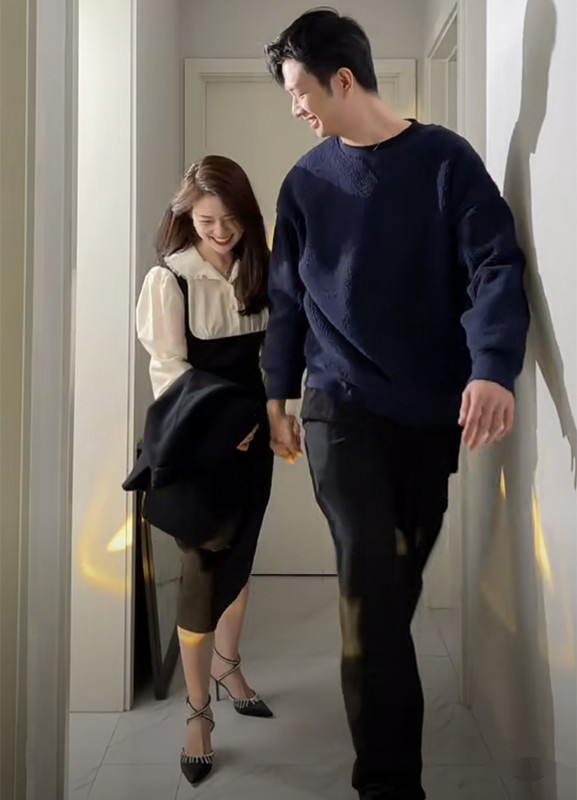 1米58女孩太会打扮，穿搭显瘦又显高，和1米9帅哥一同出镜真登对