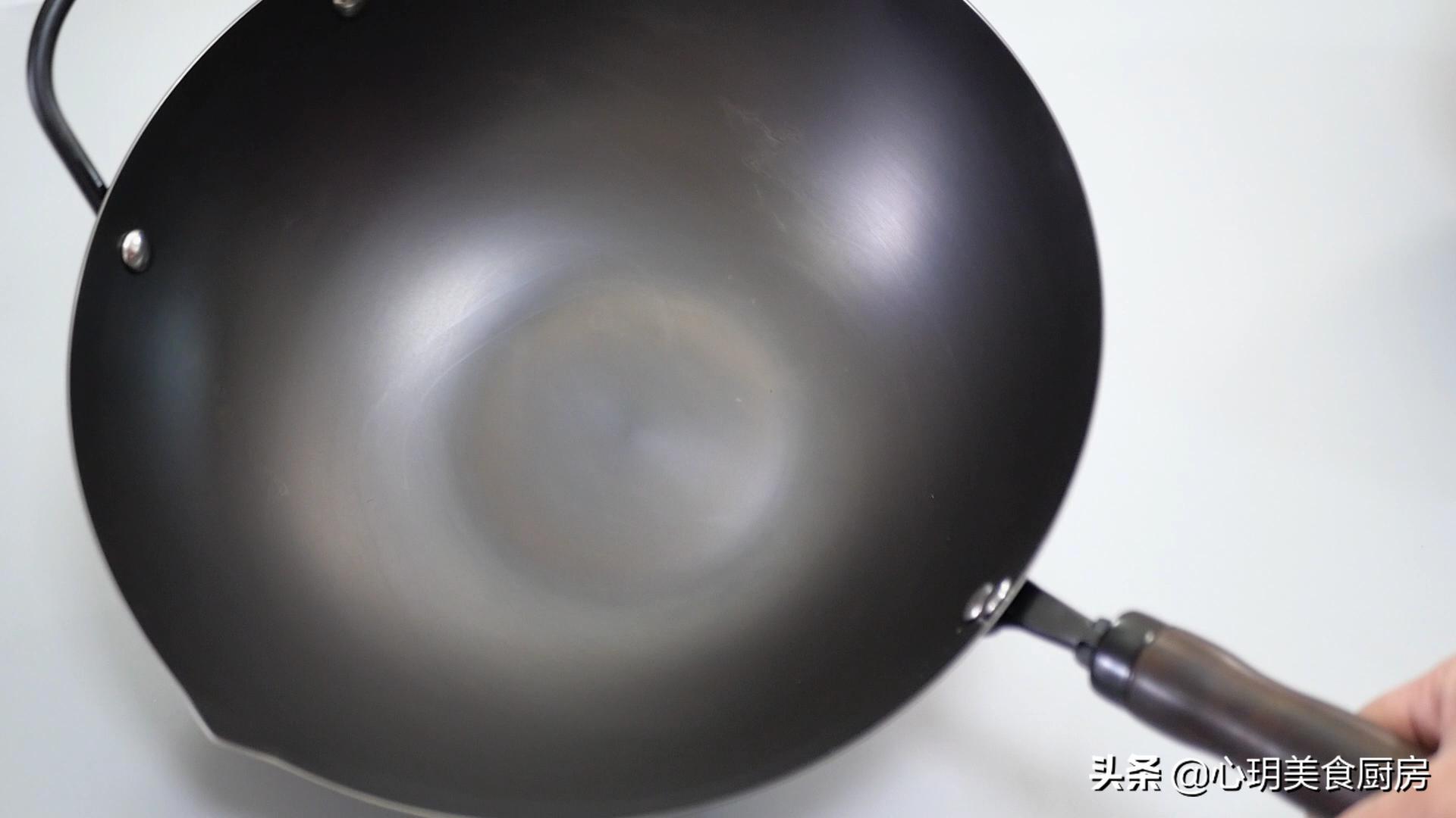新铁锅别直接用,教你“开锅养锅”,不沾不锈寿命长,越用越顺手