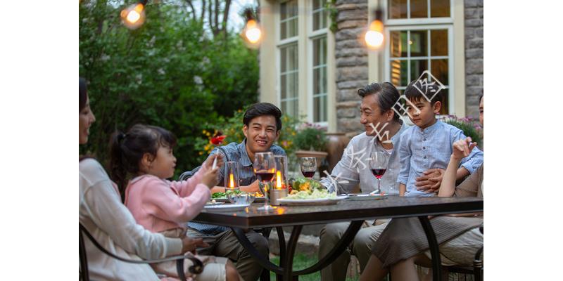 我坐月子,母亲说摔伤腿不能来,出月子后去娘家,见到母亲我愣住