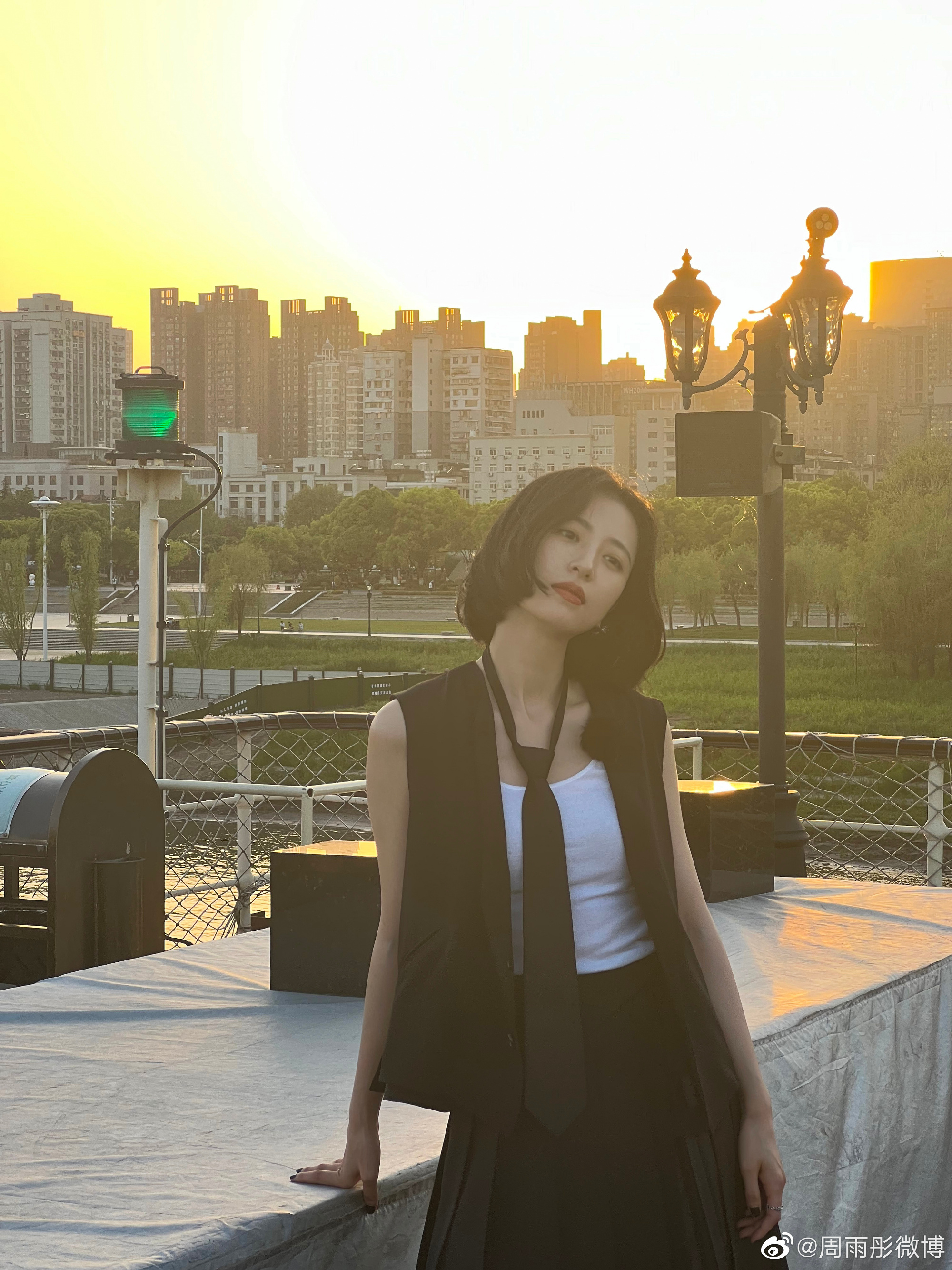 周雨彤经典穿搭,周雨彤最新穿搭